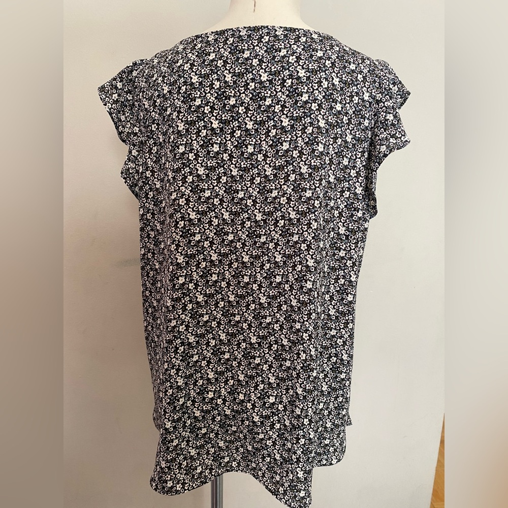 LOFT Black and White Floral Blouse - Picture 4 of 8